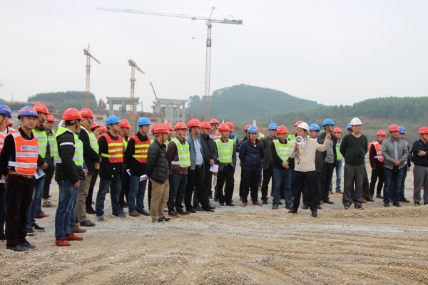 柳南改扩建全线清静治理职员旅行特大桥施工现场！！！。ㄐ薷某叽纾.jpg